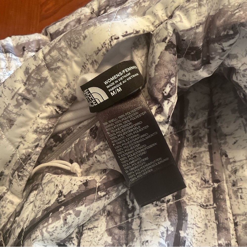 The NorthFace- Mossbud Reversible Jacket. Size M - Picture 9 of 9